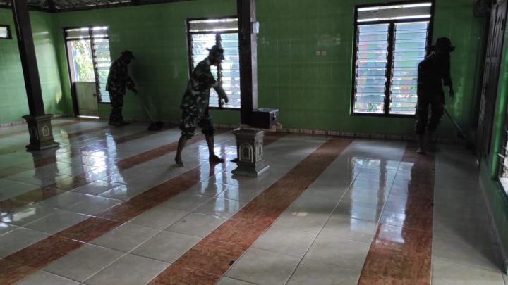 Satgas TMMD Bojonegoro Membersihkan Musholla, Untuk Kenyaman Beribadah